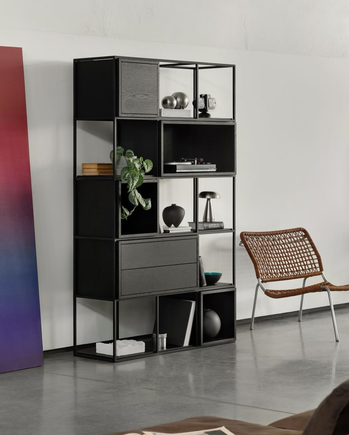 BOXER 2.0 raamaturiiul, mis ühendab minimalistliku vormi täiuslike proportsioonidega ning must viimistlus lisab ajatult elegantse ilme.
See pakub rohkelt ruumi nii hoiustamiseks kui ka sinu lemmikraamatute või vinüülplaatide stiilseks eksponeerimiseks.