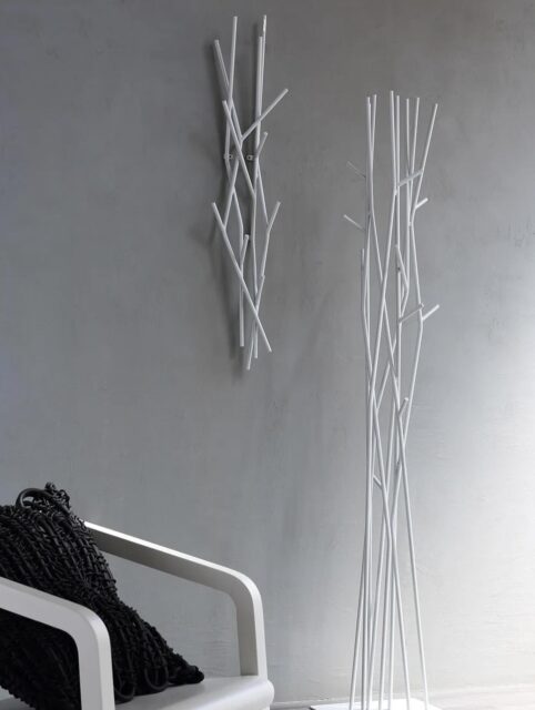 LATVA – rohkem kui lihtsalt nagi.
Ajatu disainiikoon, mis on juba 15 aastat leidnud koha stiilsetes interjöörides. Mikko Laakkoneni loodud LATVA on inspireeritud talvistest kasepuudest – kerge, graatsiline ja samas funktsionaalne.