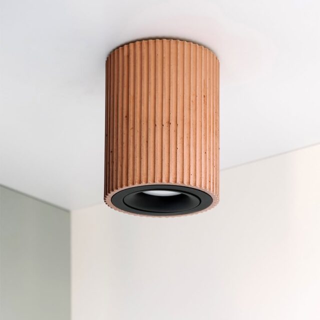 Lihtne vormilt. Suur mõjult.
Gantlights reguleeritav S2 spot suunab valguse täpselt sinna, kus seda vajad. Olgu see aktsentvalgustus kunstile, esikus, köögitasapinna kohal või paindlik valgus eluruumis – pööratav valgusallikas võimaldab valguse suunata just sinu soovide järgi. 
Minimalistlik disain kohtub maksimaalse funktsionaalsusega.