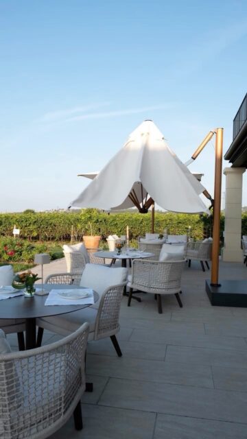 Scolaro Astro päikesevarje on väga lihtne avada ja sulgeda. Vabastage käepidemel olev nupp ja libistage seda üles või alla. Väga mugav ja luksuslik! Ärge oodake tellimisega liiga kaua, kui soovite ka oma terrassile nii ilusat päikesevarju. 
*
Päikeselised päevad on juba kohal☀️

Küsi pakkumist meie e-poe kaudu