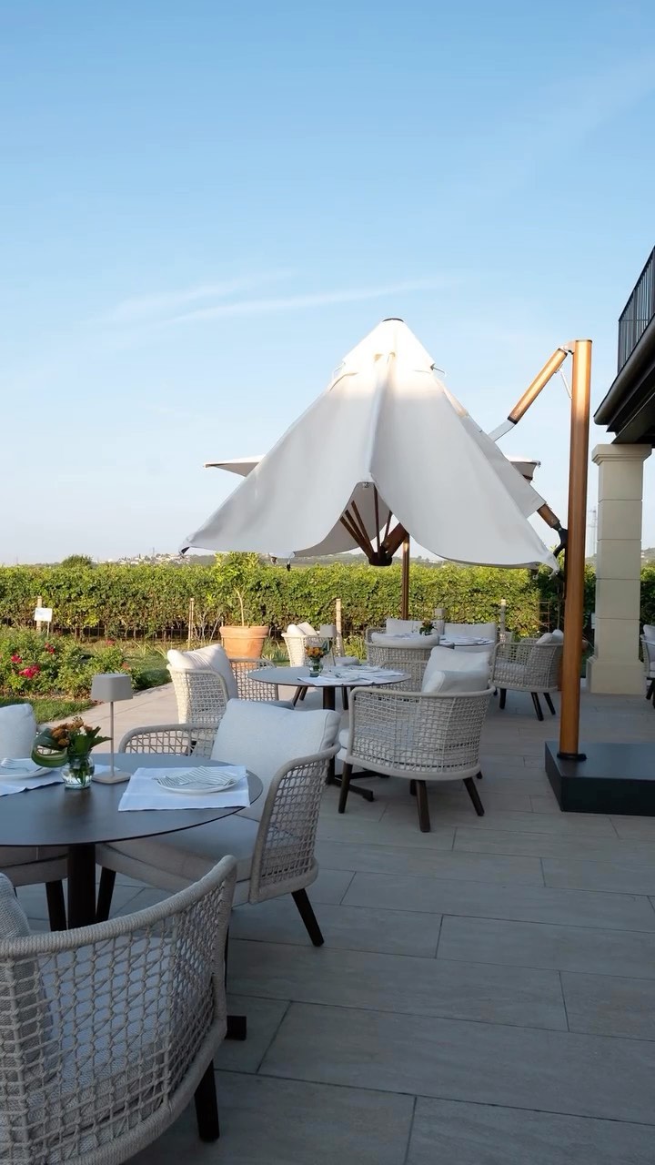 Scolaro Astro päikesevarje on väga lihtne avada ja sulgeda. Vabastage käepidemel olev nupp ja libistage seda üles või alla. Väga mugav ja luksuslik! Ärge oodake tellimisega liiga kaua, kui soovite ka oma terrassile nii ilusat päikesevarju. 
*
Päikeselised päevad on juba kohal☀️

Küsi pakkumist meie e-poe kaudu